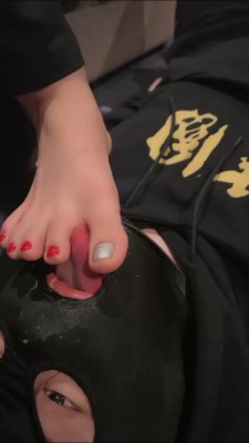 【西竹】小白鞋高跟黑丝让狗舔 bf22911