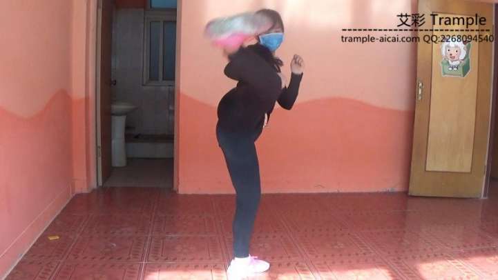 跆拳道女教练防身术演练