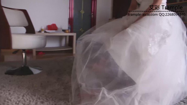 艾丝女王–穿着婚纱调教自己的老公小贱狗