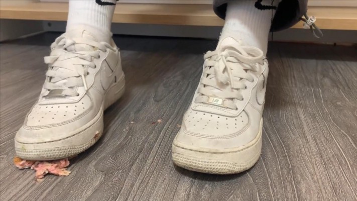 【00后小彤】放假玩哥哥 全体重踩脸 吃脏鞋踩的食物 YC-2212110