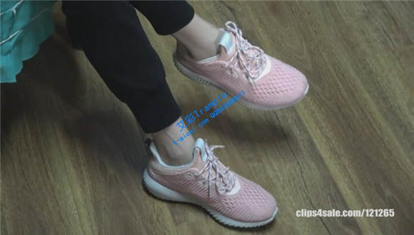 三个小姐姐把脚丫搭桌子上