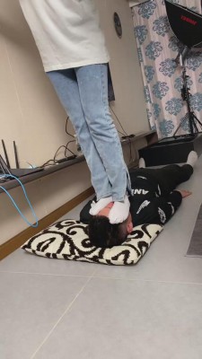 【二宝】带学生素人强制全体重踩踏【完整版】 bf12053