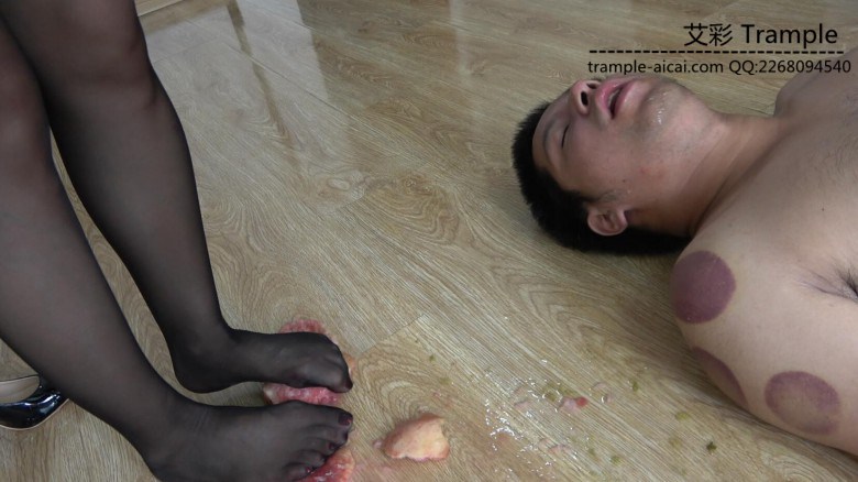 踩踏水果，美丝足喂食