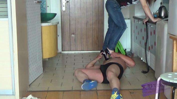 玲主皮鞭虐打踩踏