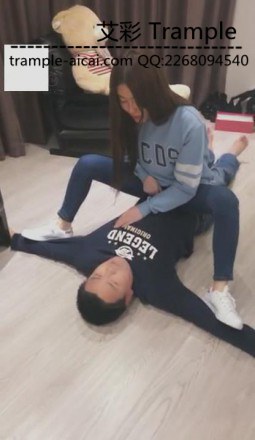 【艾丝女主】VIVI牛仔裤运动鞋调教贱狗