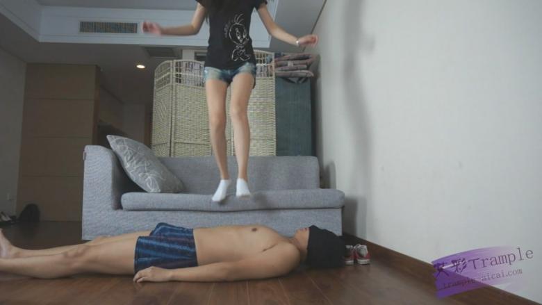 『灵魂女主』-白袜红色帆布鞋爆踩羞辱，沙发跳踩，窒息，口水