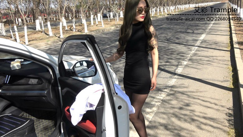 变态司机花光工资让拜金女羞辱