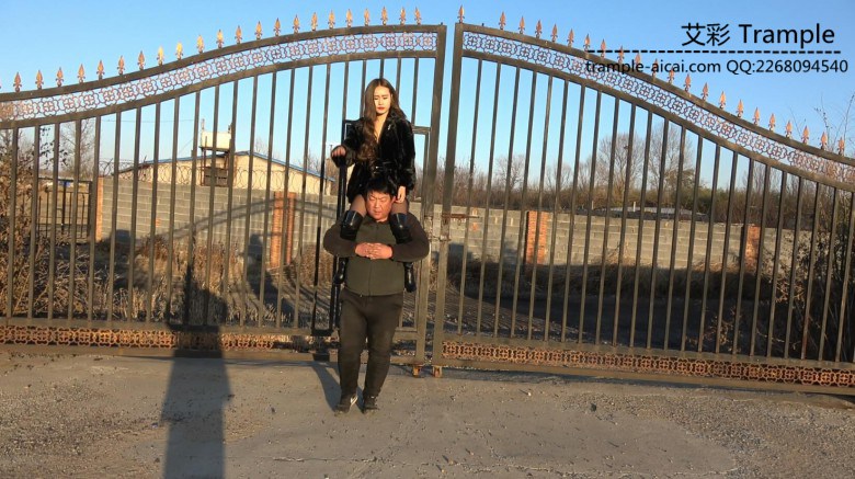 冷柔公园当众调狗