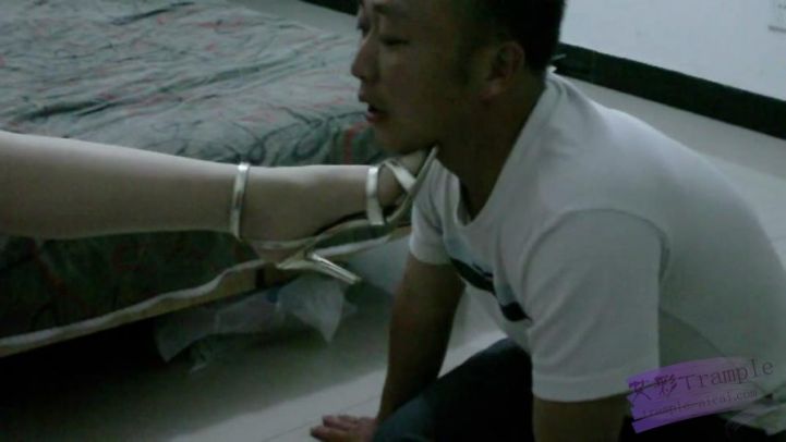 美少女惩治暴力男.