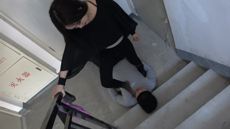 楼道狂扇两贱m耳光