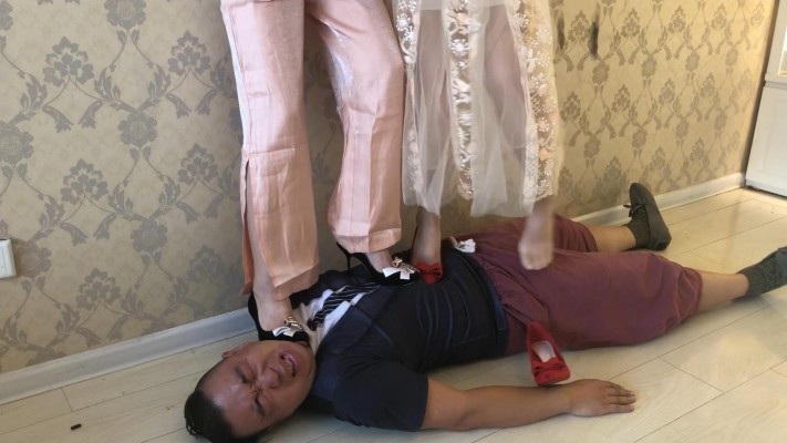 美女二人无情狠踩 YC-220112-10