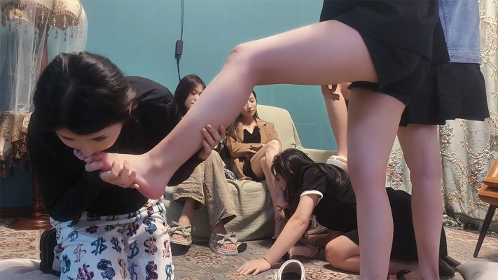 【血狼】5女王群调双女m踩踏踹/舔jio/转胯/间接圣水【完整版】 YC-230609-4