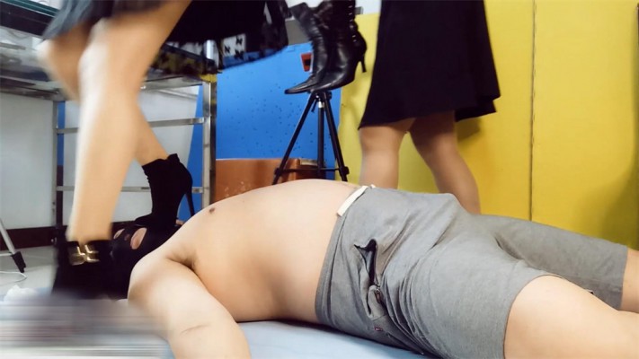 【婧児小主】婧意双S皮靴白丝玻璃袜+丝袜踩踏窒息 女行刑官处决教学踩杀 YC-220430-8