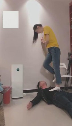 【VIVI】剧情:不良女学生戏弄家教