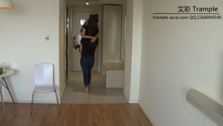 女女扛抱骑脖子