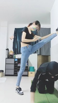 【美娜格格】瑜伽教练转胯+白棉袜气味羞辱 bf21392