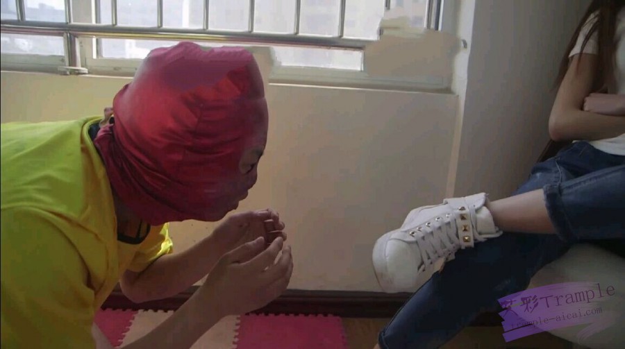 甜甜美女大狗链拴狗暴力调教虐待