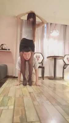 【重庆男神】舔洗头小妹的黑丝脚【完整版】 bf11845