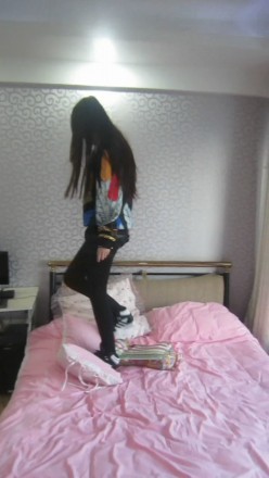 气质绝美长腿美女高帮休闲鞋踩枕头，换鞋大秀美腿