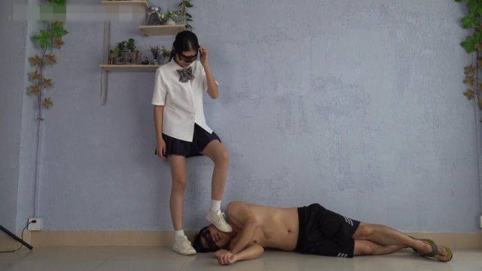 【南国原创】不良女生雯雯把猥琐男踩在地上羞辱