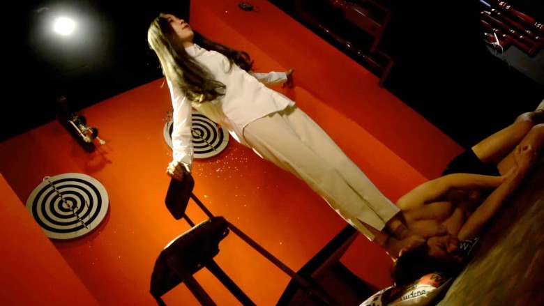 『奴隶岛』—史上超重度全体重跳虐脸部