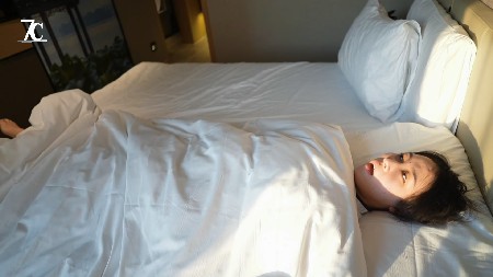 7C 闷死纹身丝袜女