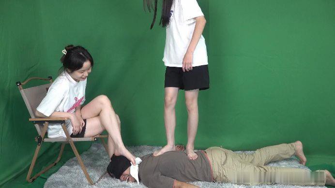 【南国原创】晓琴和闺蜜苏苏无情踩踏同学，美脚臭袜子玩弄,玩的很嗨！YC-220608-3