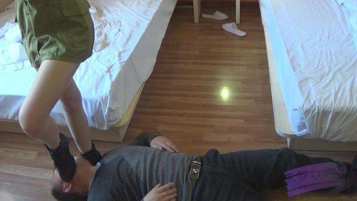 性感长腿女特工虐杀男间谍—最后用脚扭断脖子