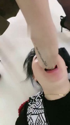 【歌迪丝】喜欢舔黑丝的小三母狗 bf19438