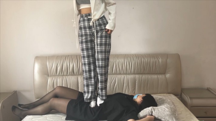 【珂珂女m】在床上被闺蜜白袜踩踏 YC-220430-11