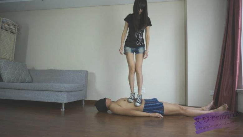 『灵魂女主』-帆布鞋白袜，舔脏鞋底羞辱，爆踩爆踢