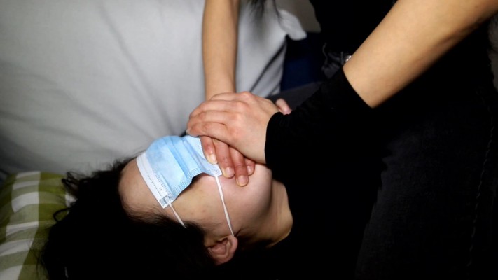 【惑心】牛仔裤坐脸臭白袜窒息