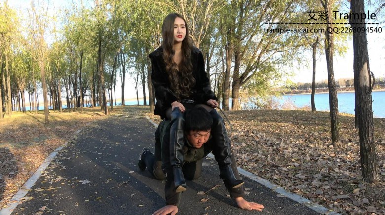 冷柔公园当众调狗