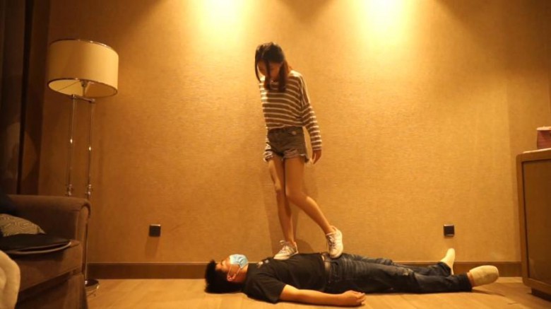 希雨归来暴力踢裆踩踏踹腹