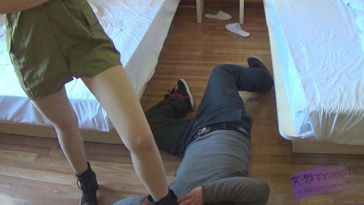 性感长腿女特工虐杀男间谍—最后用脚扭断脖子