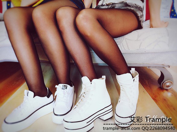 双S狂踹男M臭丝脚呼脸