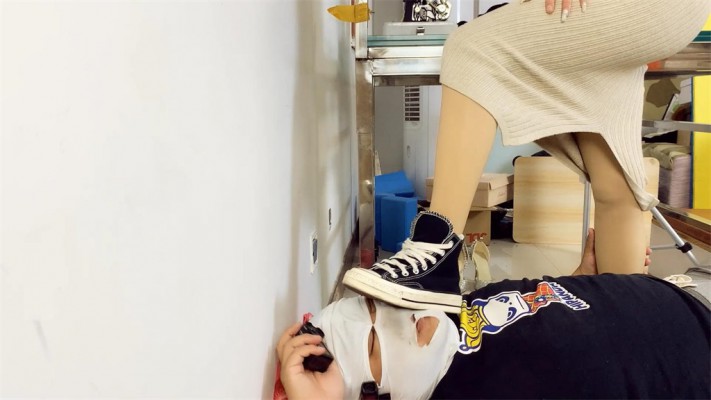 【婧児小主】晓G帆布鞋脏白袜踩头踩脖子 踩踹审讯最后裁断囚犯脖子！ YC-220516-4_HD绳艺资源