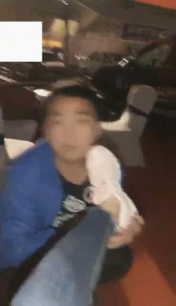 vivi,跨年夜车展遛狗