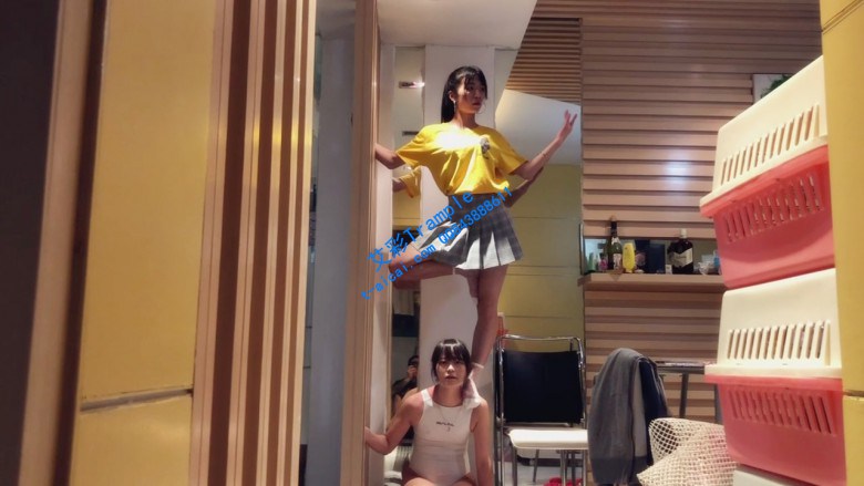 最强女m：全新风格女女踩踏人肉舞毯！