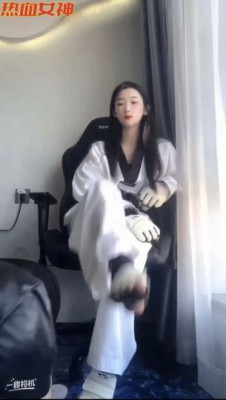 18岁绝美女学生s跆拳道暴力美脚踹烂贱M狗裆-18岁学生S跆拳道踢裆调教 YC-220429-5