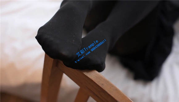 黑丝小白鞋美足