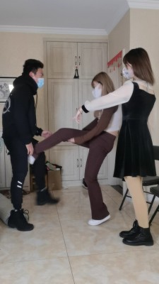 双女神模特踢裆耳光闻脚 YC-220905-3