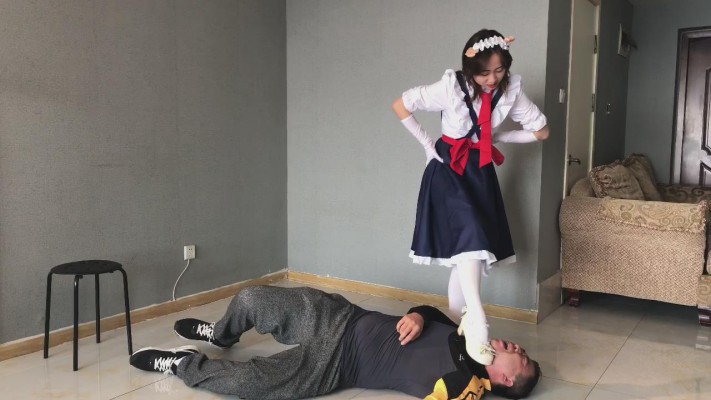 洛丽塔美女踩踏调教 YC-220309-4