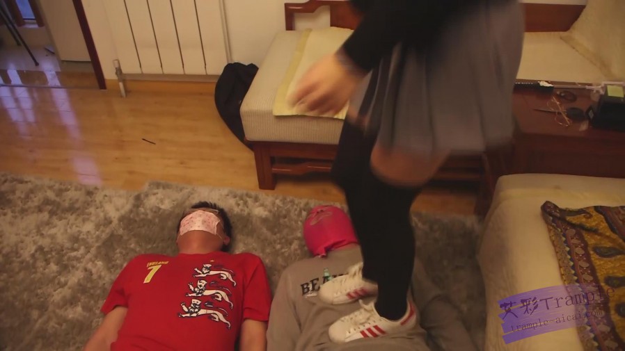 艾丝：哥哥父亲要求艾丝乱伦踩踏