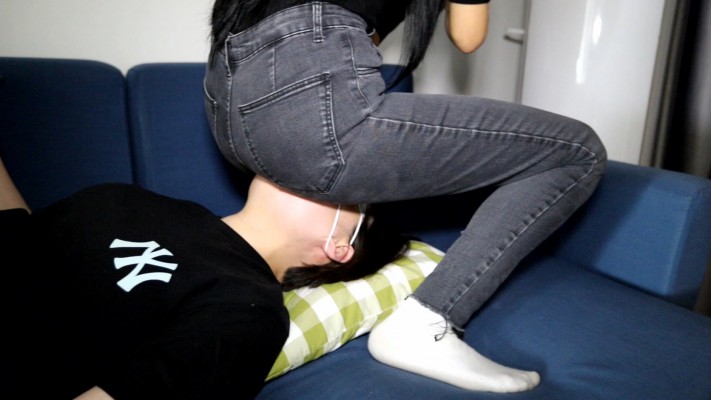 【惑心】牛仔裤坐脸臭白袜窒息