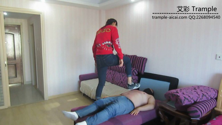 超狠182体育女主篮球鞋重度踩踢调教胖M，青紫