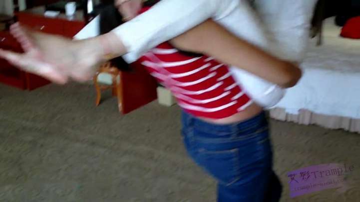 丽莎小薇坐腿抗抱