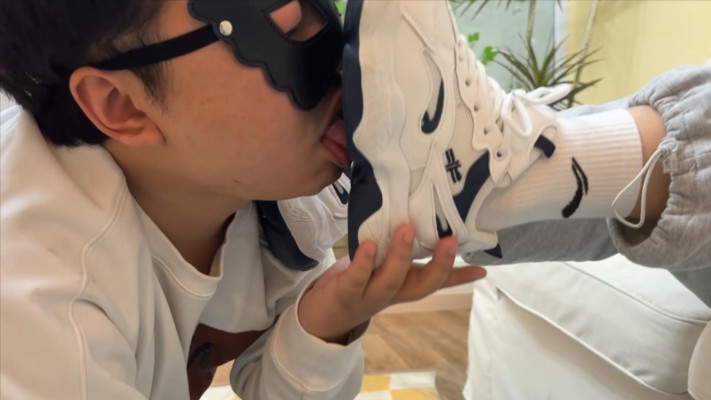 【子怡】带闺蜜戏弄羞辱毯子，舔两双鞋底闻袜子