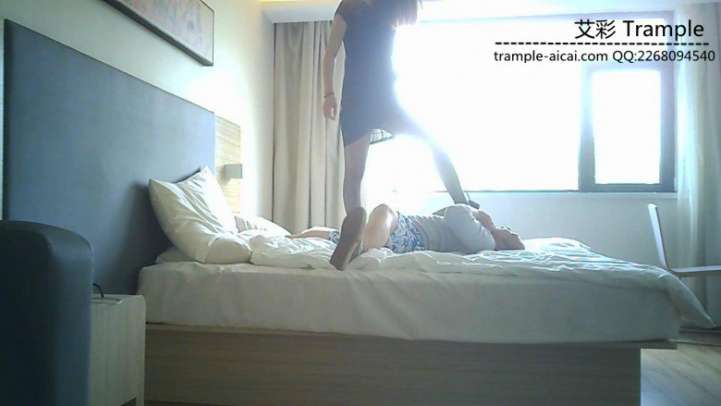 好色房东偷吻女租客内衣遭虐打