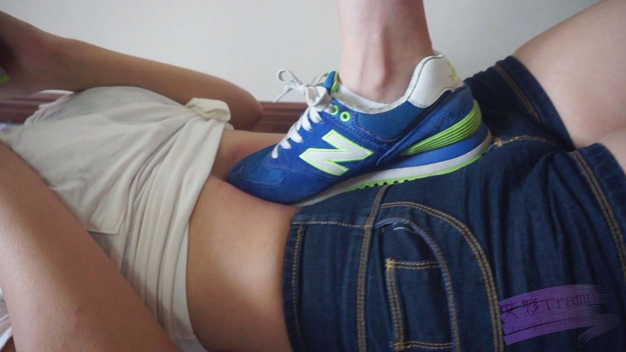 『小妮女女』白袜运动鞋的羞辱践踏女奴